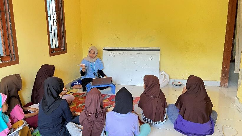 Penanggungjawab Bimbel SALAM, Nanda Afry Pramita saat menyampaikan materi pertemuan pertama, Kamis (04/09/2025)