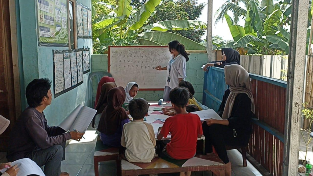 Pelaksanaan program LITERASIK bagi anak-anak Sekolah Dasar Dusun Lembok Lauk