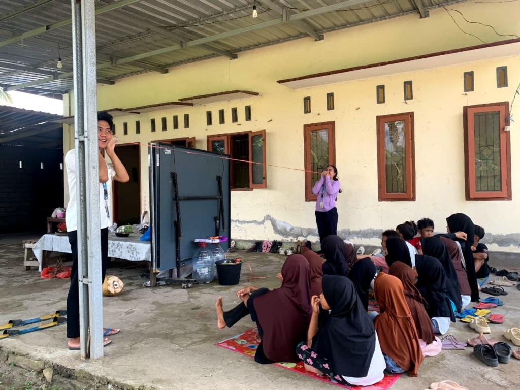 Pelaksanaan program LITERASIK menggunakan telepon kaleng bagi anak-anak Sekolah Dasar Dusun Lembok Lauk