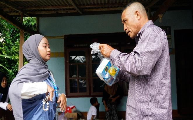 Penyerahan Vaksin dan Obat Cacing kepada Ketua Kelompok Tani Ternak Ikthiar Dusun Lembok Lauk